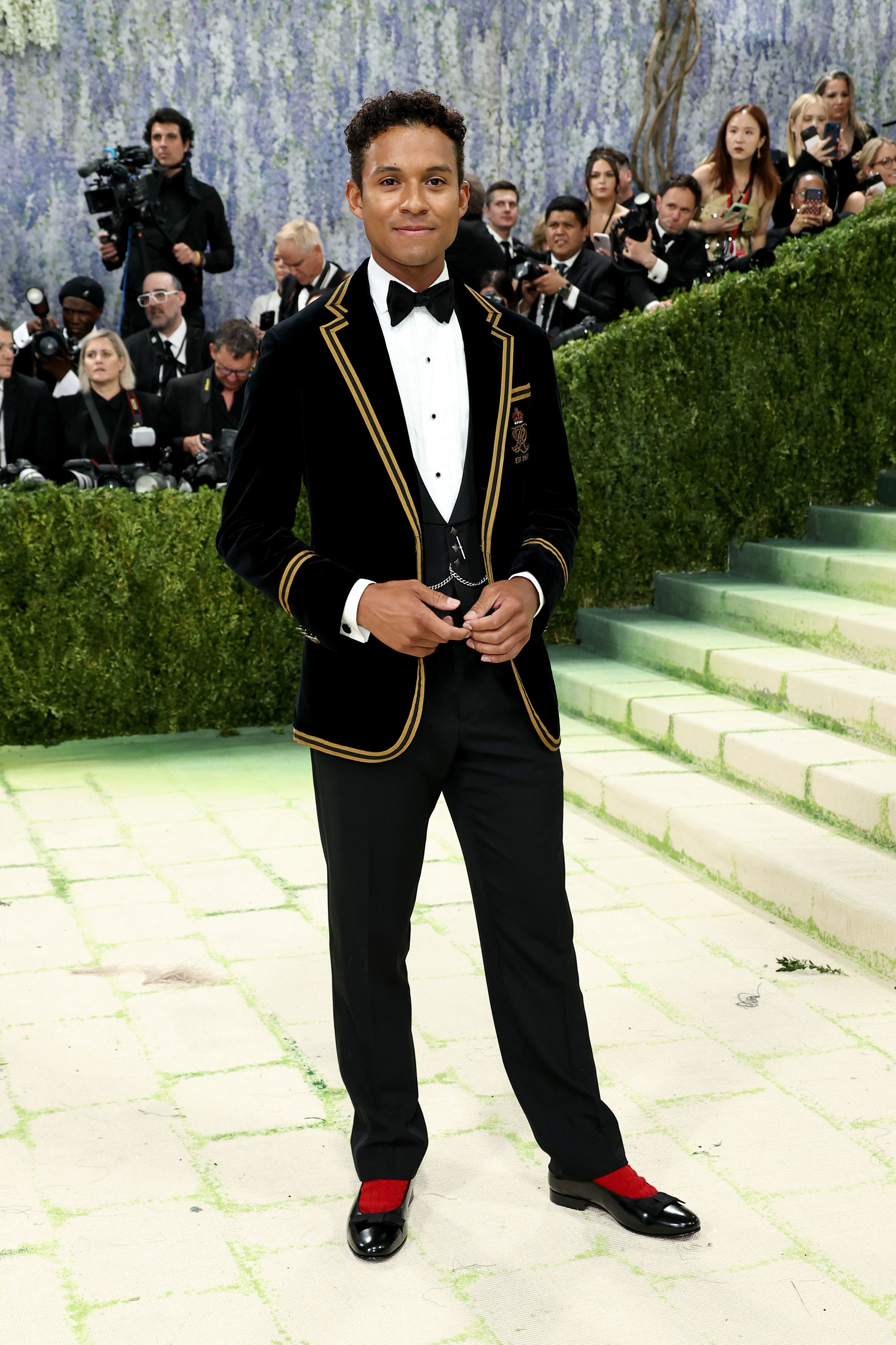 Jaafar Jackson llevó a la Met Gala 2026 los zapatos con calcetas rojas ...