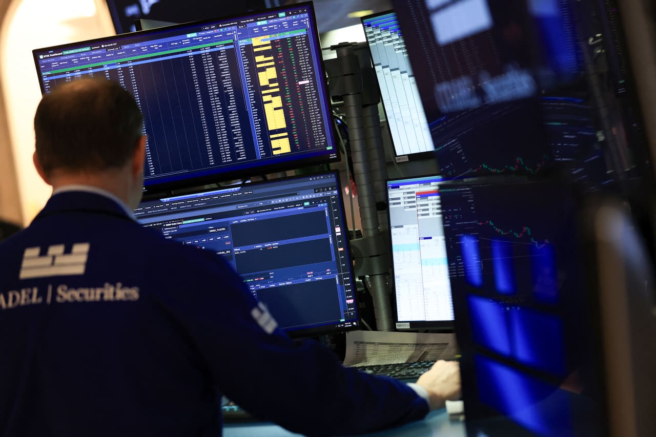 This S&P 500 fund trades at a deep discount and yields more than 7% ...
