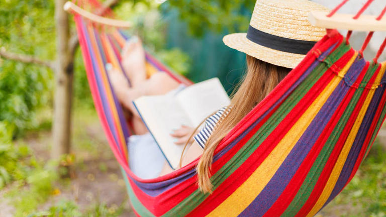 Transform your backyard into a cozy outdoor relaxation zone with these ...