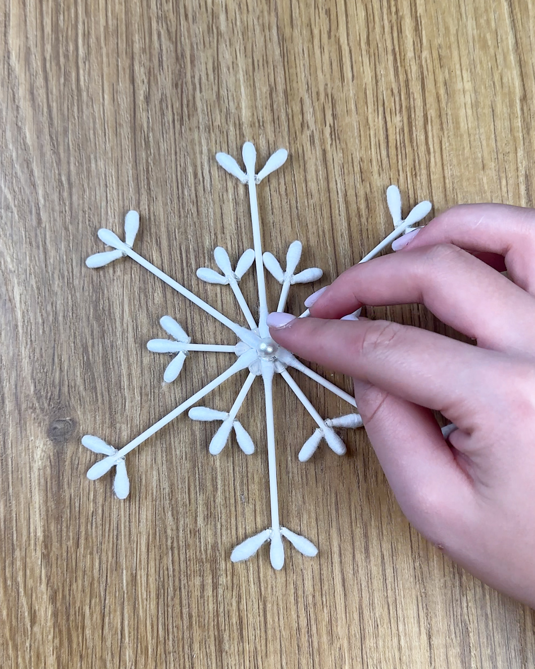 Bricolage de fêtes : des flocons de neige comme ornements suspendus ️