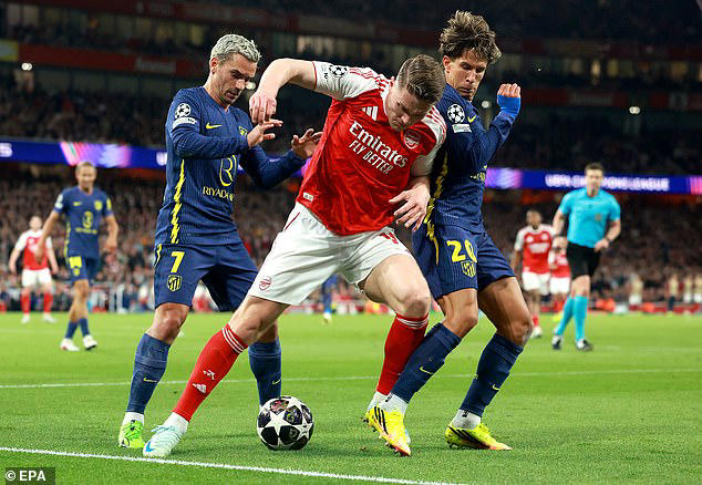 Wesley Sneijder joked that Arsenal's Champions League semi-final against Atletico Madrid should have been cancelled at half-time due to the quality on display 