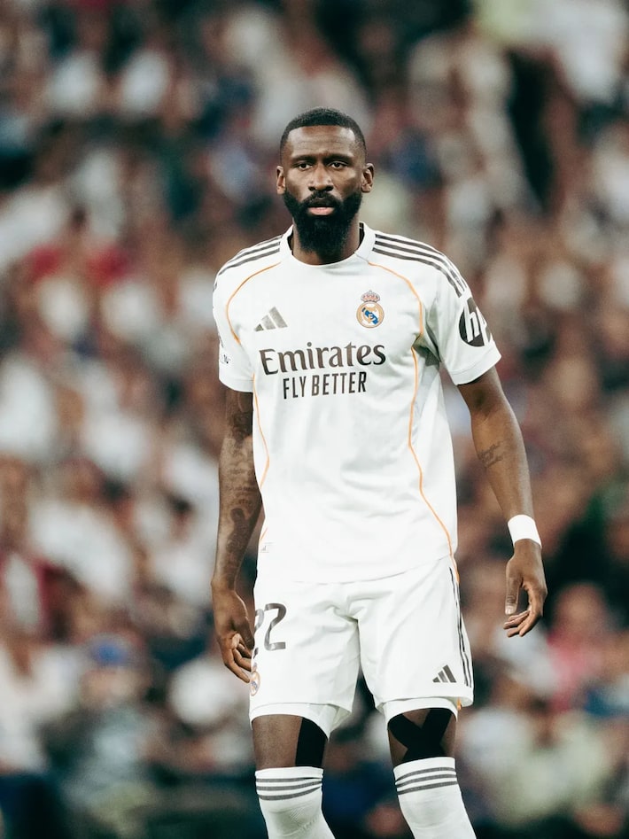 Rüdiger agride companheiro de time com tapa no rosto durante treino do ...