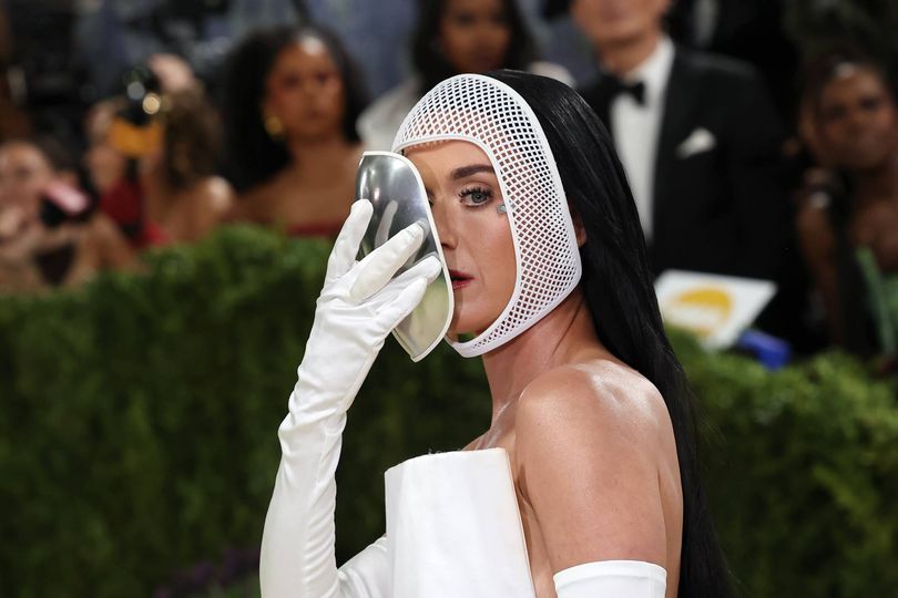 Katy Perry sufre críticas por accesorio en la Met Gala y desata debate ...