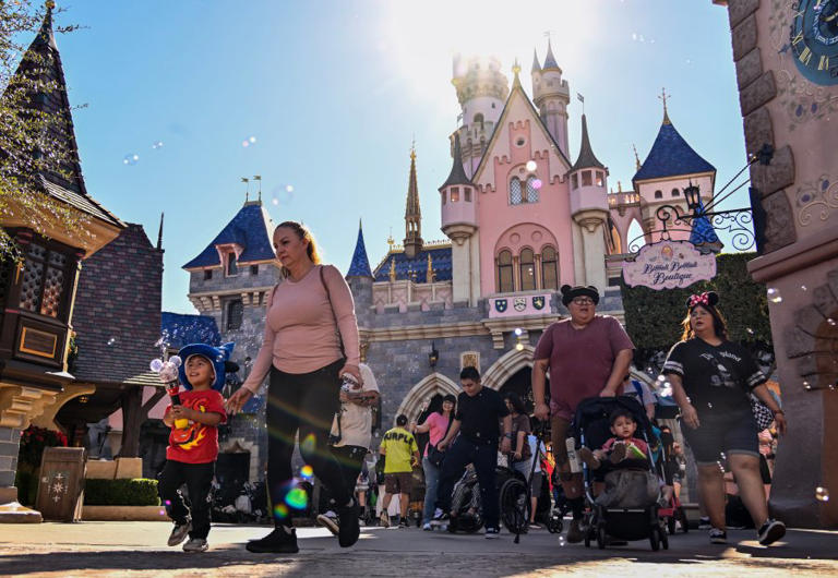 California drivers could soon get a Disneyland license plate: Here’s ...