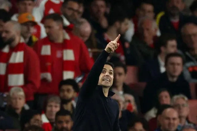 Mikel Arteta, de frente: el técnico del Arsenal y su mensaje despectivo ...