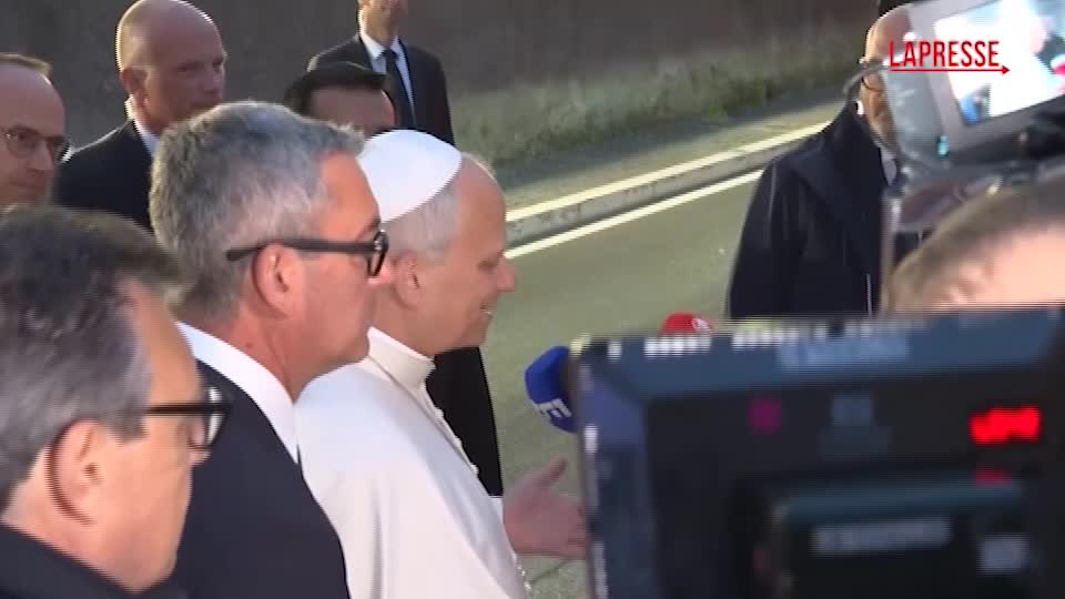 Papa Leone XIV risponde a Trump: "Chi vuole criticarmi lo faccia con la ...