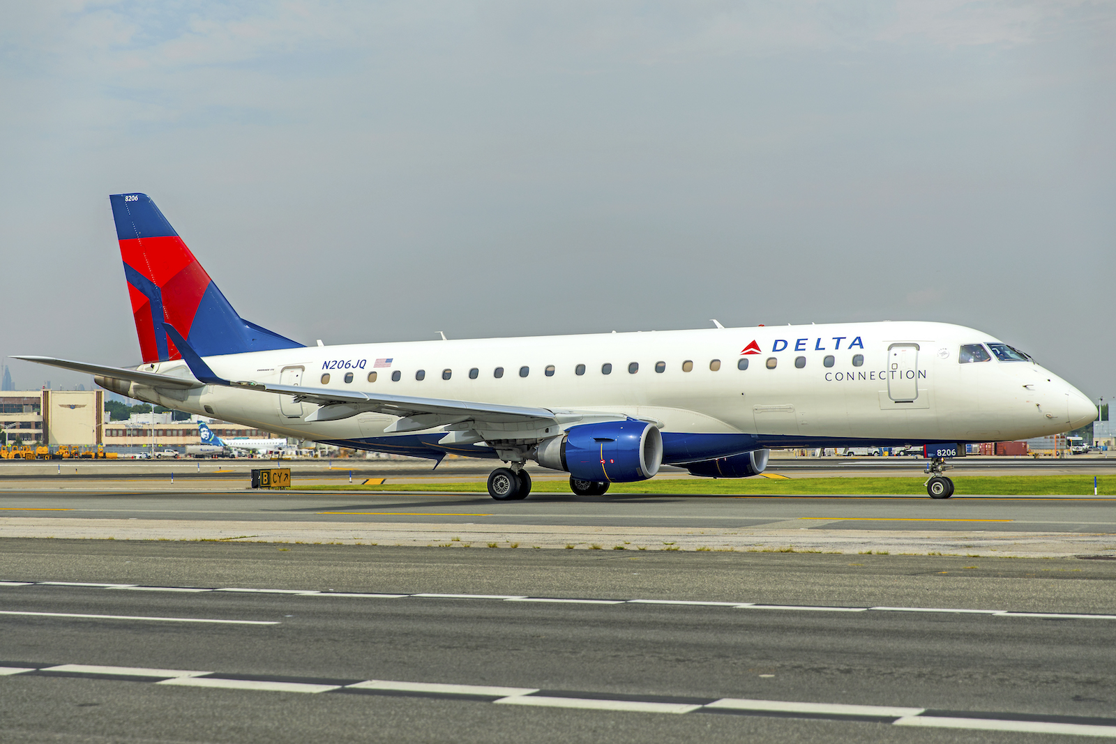 Delta cuts food, beverage service on short flights