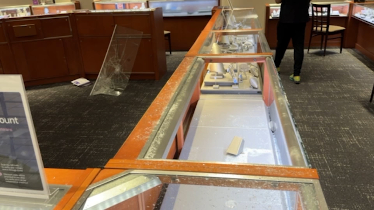 Jewelry store smash-and-grab robbery shocks shoppers at Pleasanton mall