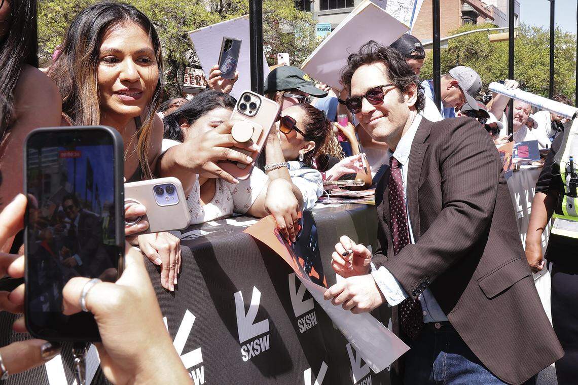 See Paul Rudd, as aging wedding singer, sing with Nick Jonas in new trailer