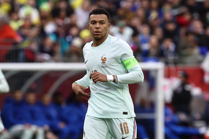Hơn 250.000 CĐV yêu cầu Mbappe rời Real Madrid