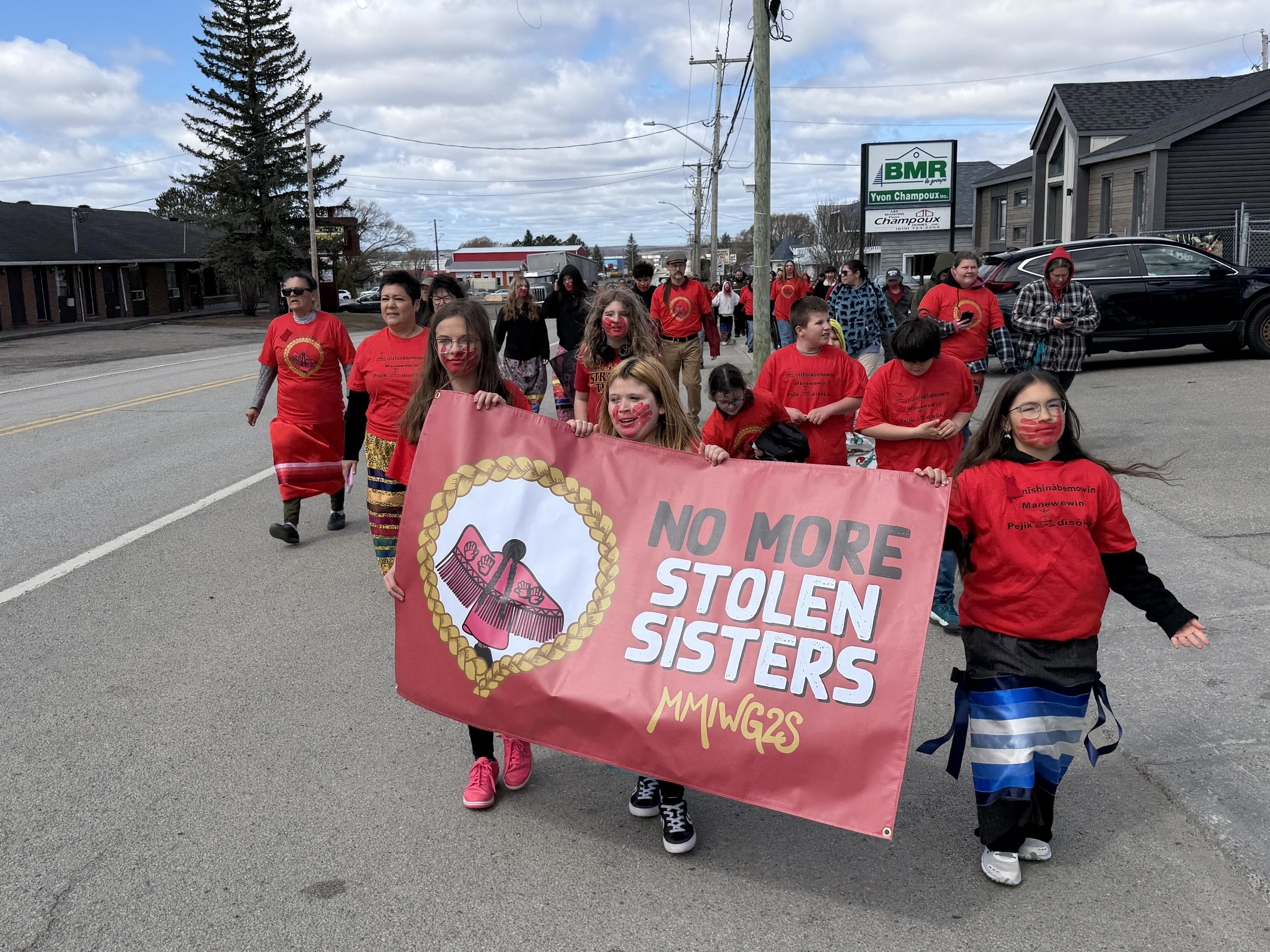 200 personnes marchent à Notre-Dame-du-Nord pour la Journée de la robe ...