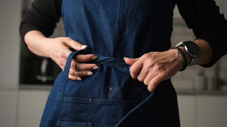 If you use a kitchen apron, here's how to tie it like the pros (it ...