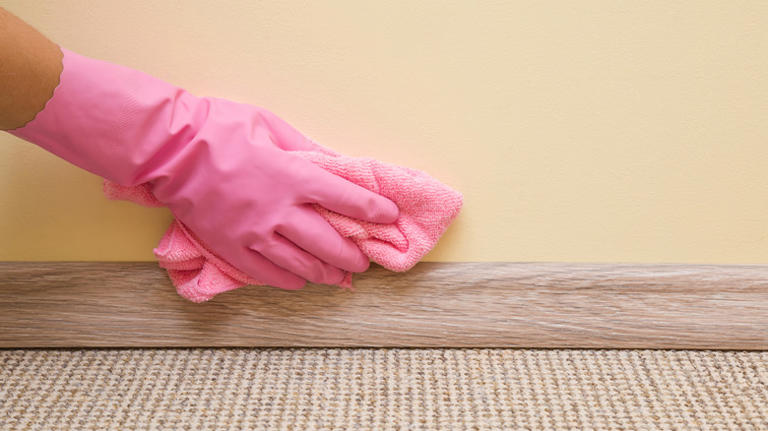 What to do if you find strange smears along your walls