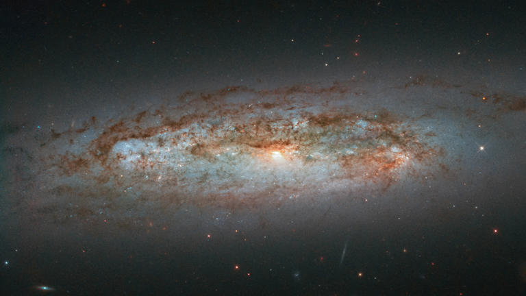 Clusters of bright stars and glowing gas clouds steal the show in new ...