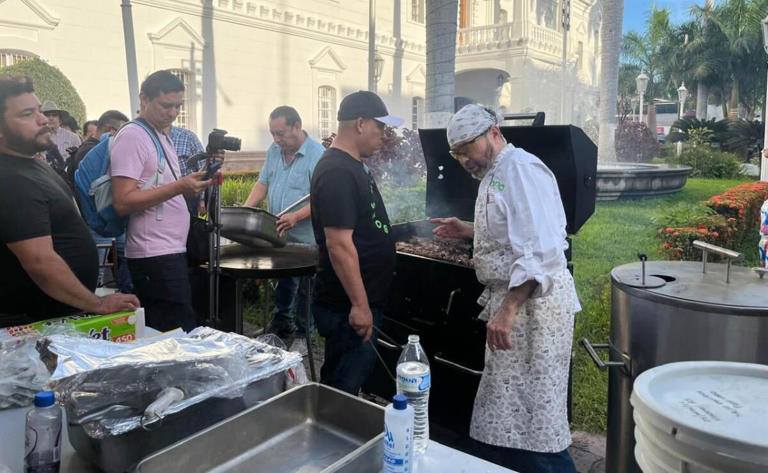 Culiacán cambia el miedo por convivencia ciudadana; carne asada reúne a decenas en la plaza. Foto: Javier Cabrera Martínez