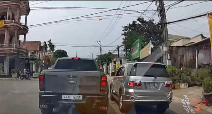 Dừng ô tô giữa ngã ba đường nói chuyện, 2 tài xế bị phạt