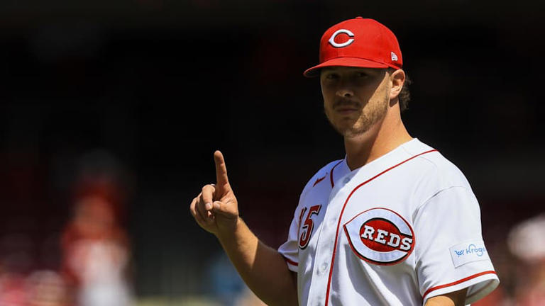 Reds closer Emilio Pagán carted off field with scary injury vs. Cubs