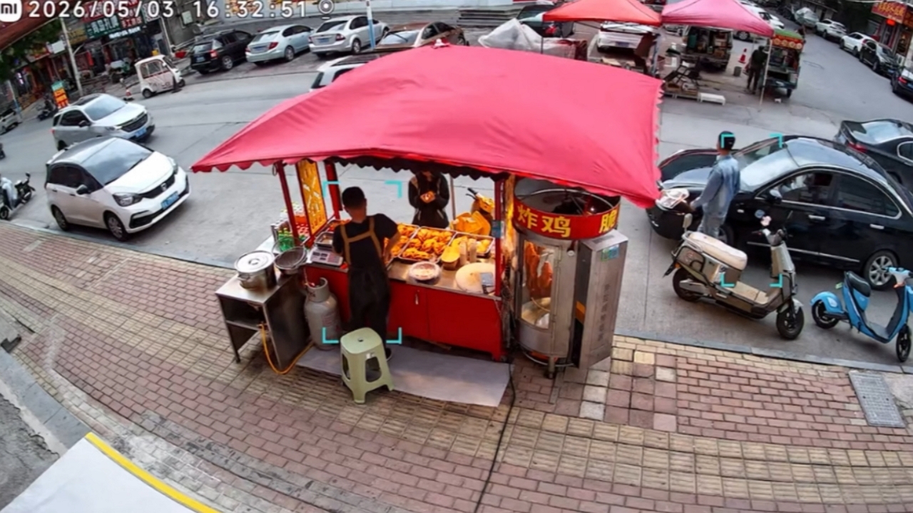 Strong storm tops food stall in Shandong