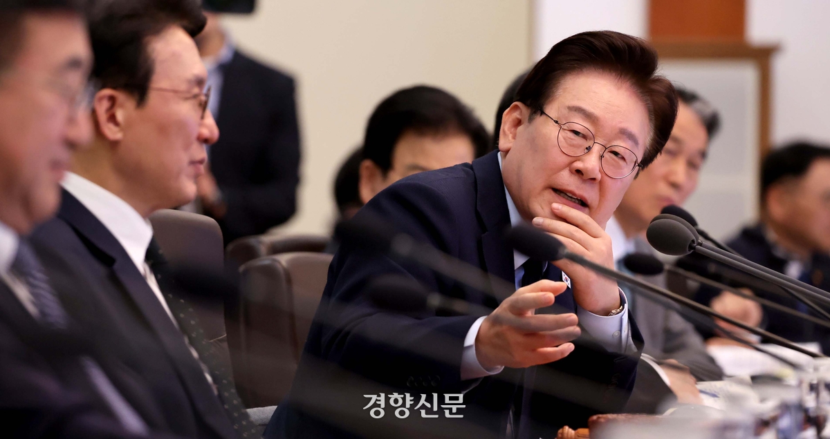 이 대통령 “매점매석, 시장 혼란와도 물품 몰수해야···벌금으로 처벌 되겠나”