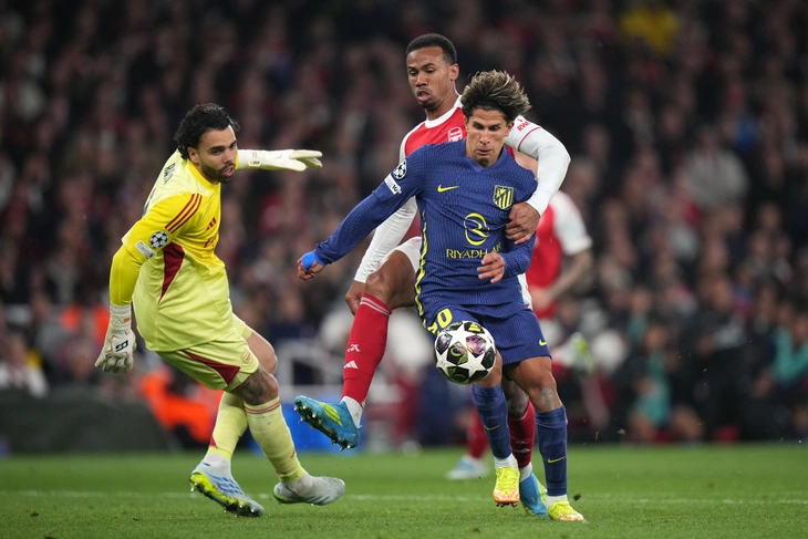 Arsenal may mắn thoát phạt đền hai lần trước Atletico?