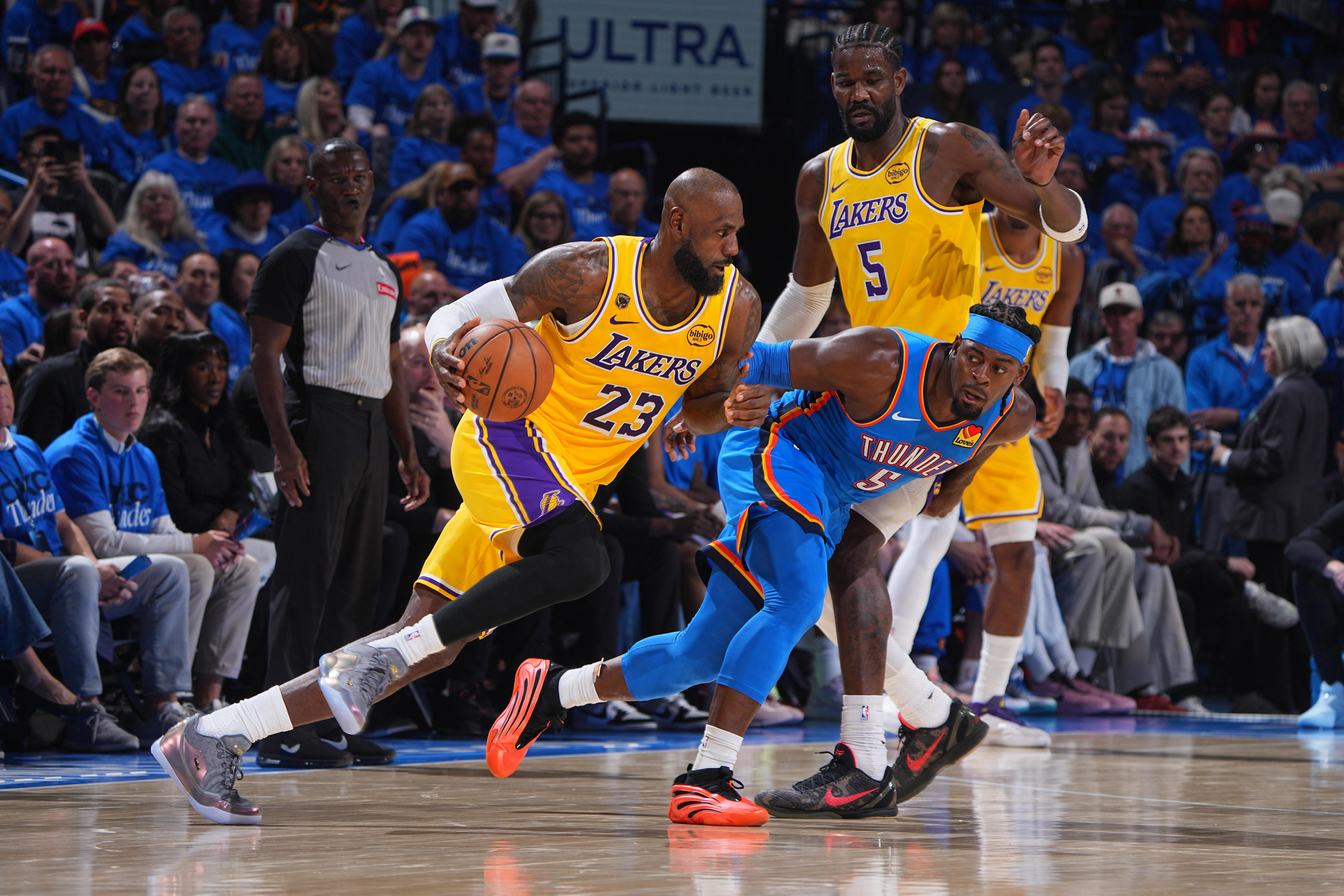 Lakers struggle to find offense as Thunder take Game 1