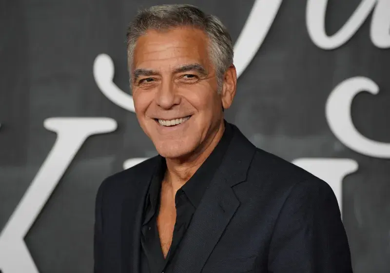 George Clooney dnes slaví 65 a tohle italské jídlo jí pořád. Vylepšuje ...