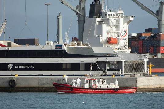 People in hazmat suits visiting the MV Hondius