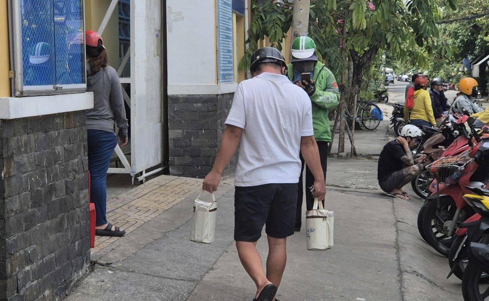 Dừng ăn bán trú, phụ huynh ở TPHCM tất bật đón con, mang cơm đến trường