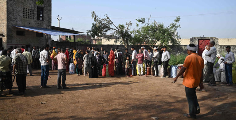 People queue to refill their empty LPG cylinders on the outskirts of Uttar Pradesh's Jewar district on April 24. Photo: AFP
