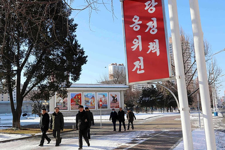 Gente camina por la calle del Distrito Central de Pyongyang, 25 de diciembre de 2025 AP Photo