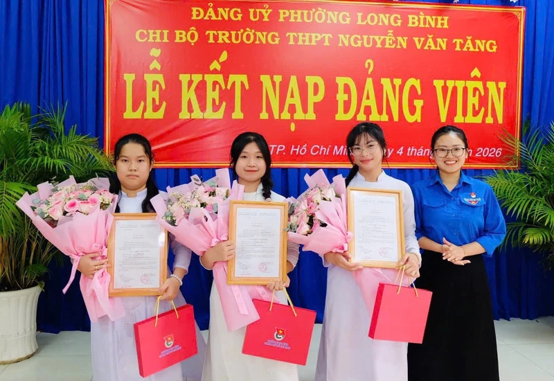 3 nữ sinh lớp 12 ở TPHCM được vinh dự kết nạp Đảng