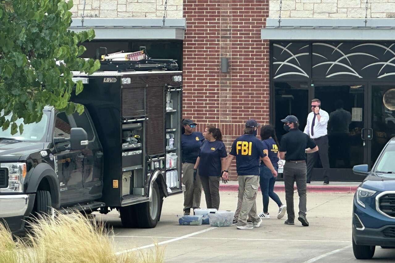 2 killed and 3 injured in shootings near a shopping mall north of ...
