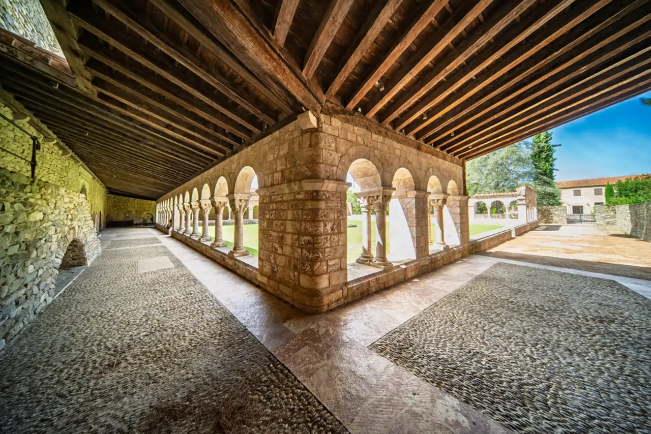 El claustro francés con el don de la ubicuidad