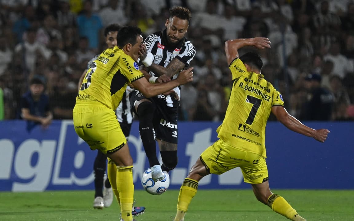 Gesto de Neymar com Robinho Jr após gol choca europeus: 'Vida real'