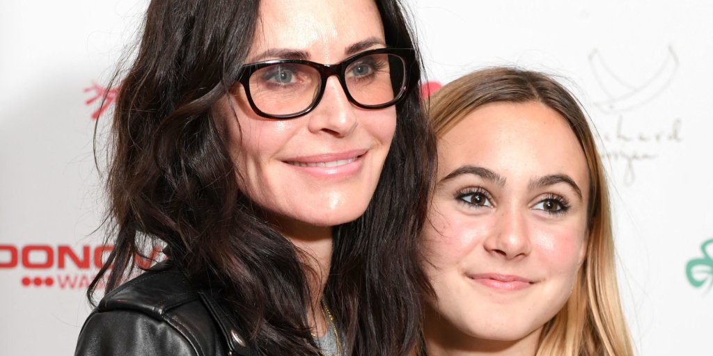 Après avoir fait dissoudre ses injections, Courteney Cox partage la ...