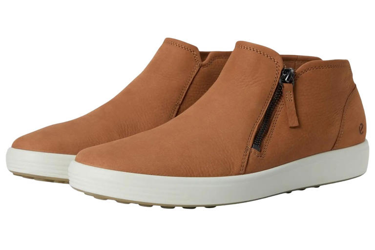 The comfy shoe brand my mom has worn for 20+ years is having a rare ...