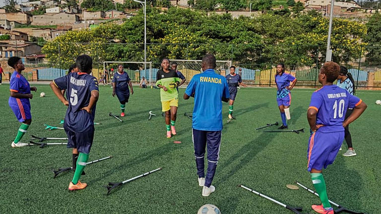 Les joueurs de l'équipe rwandaise de football pour amputés participent à une séance d'entraînement à Kigali, au Rwanda, le vendredi 20 mars 2026. (Photo AP/Brian Inganga)