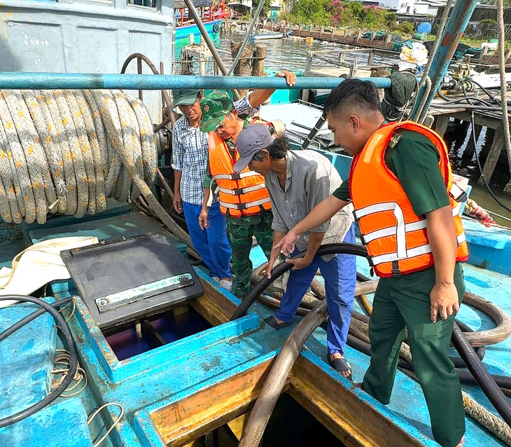 Bắt tàu cá chở hơn 31.000 lít dầu không rõ nguồn gốc trên biển