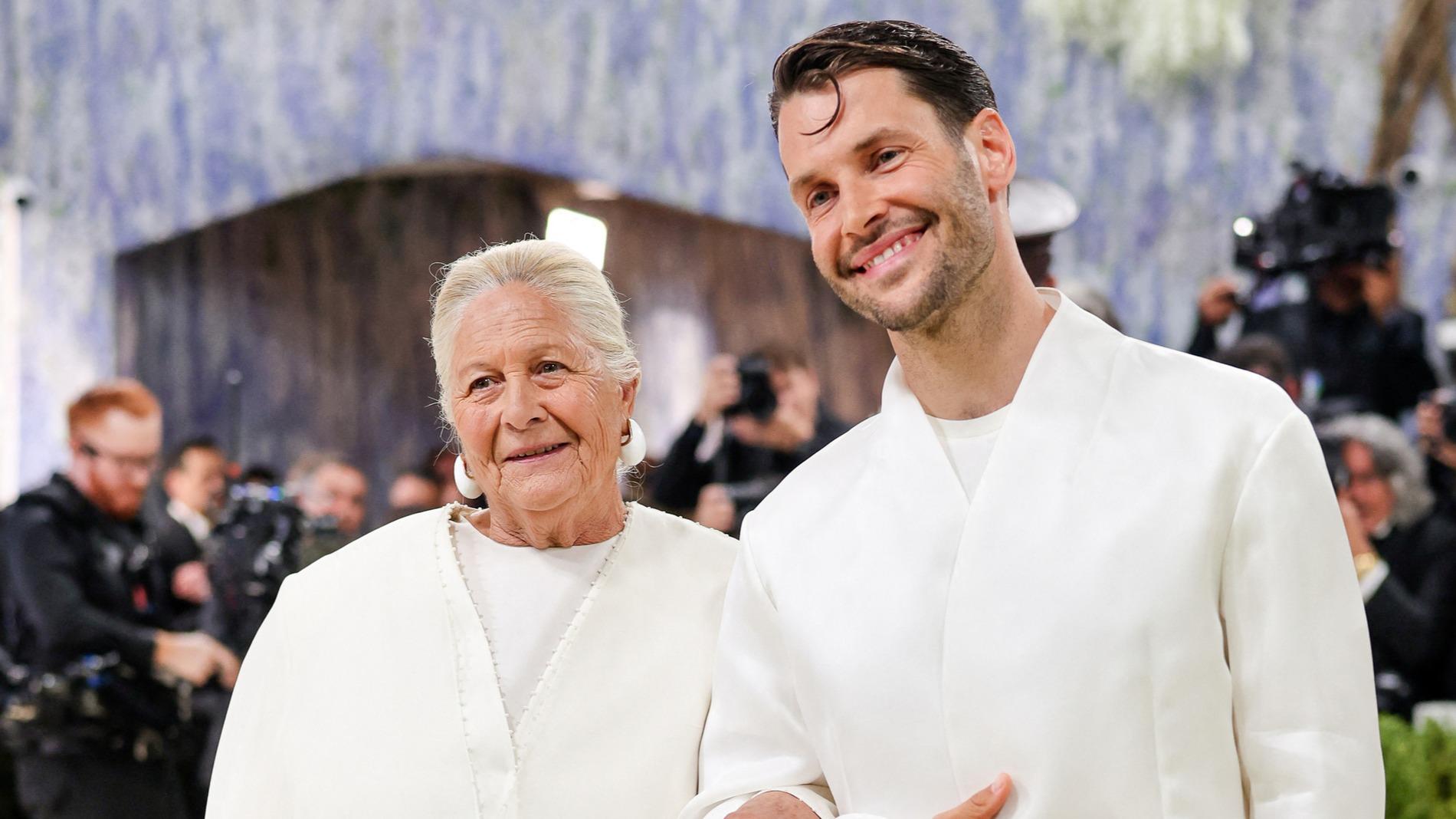 Au Met Gala 2026, Simon Porte Jacquemus crée l’évènement en arrivant au ...