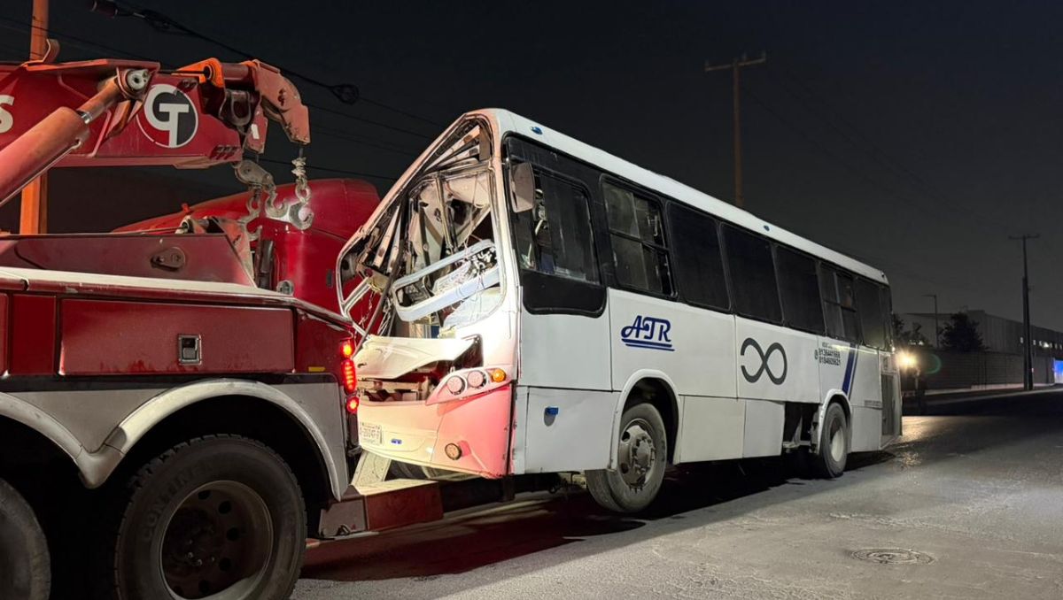 Choque de transporte de personal deja a mujer prensada en Apodaca; le ...