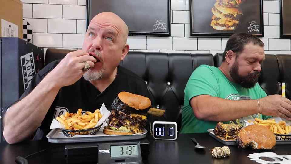 How over 100 people failed this giant burger challenge