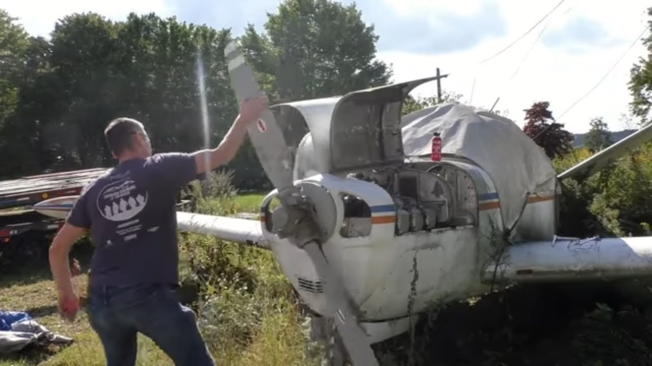 Exploring an airplane abandoned for 20 years