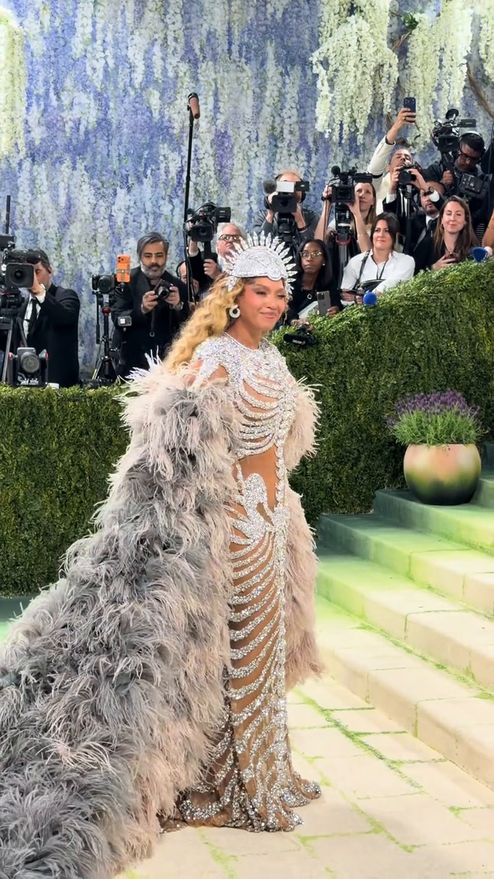 Queen Bey shines in a stunning feathered gown