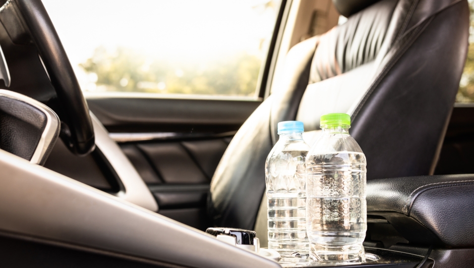 L'acqua lasciata in macchina è davvero sicura da bere?
