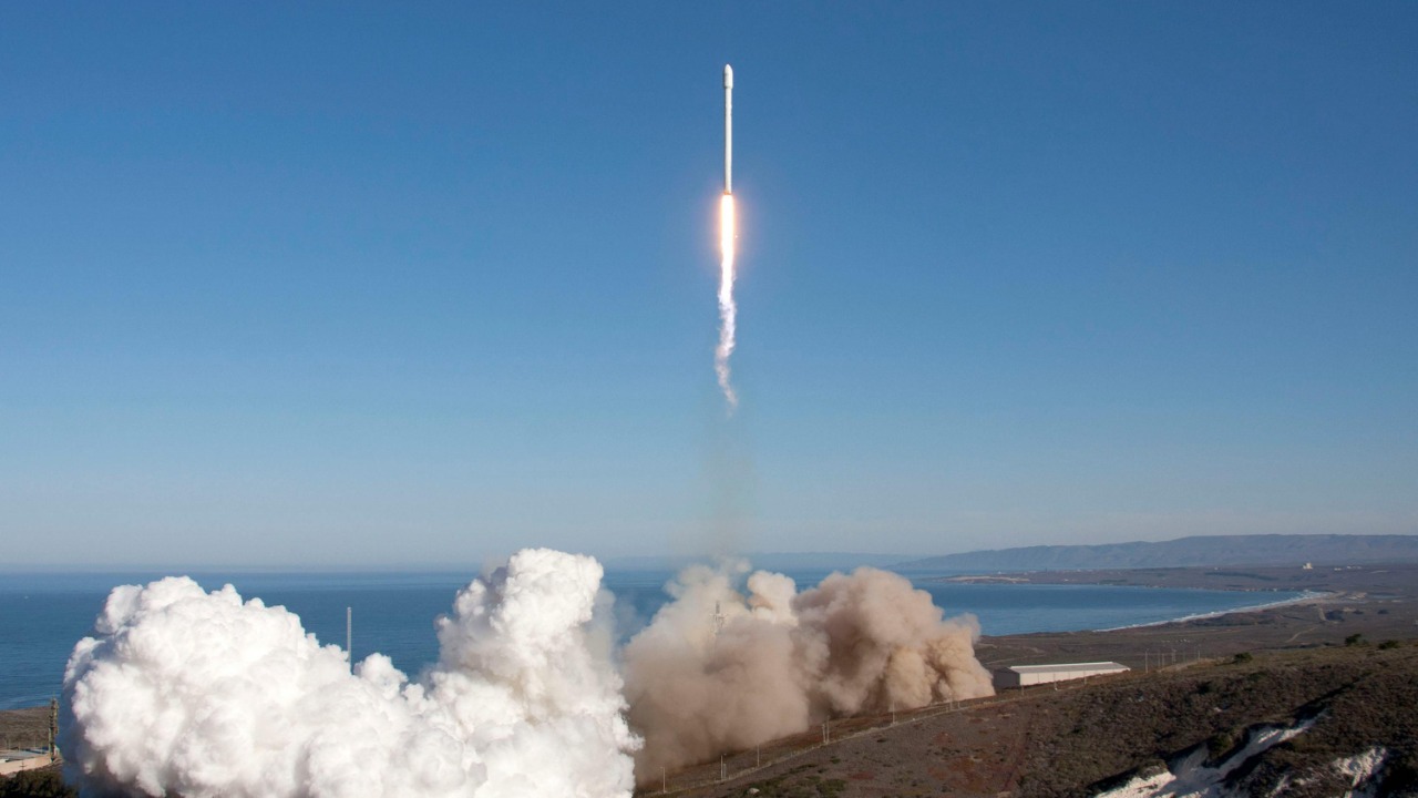 SpaceX launches 24 Starlink satellites from Vandenberg as constellation ...