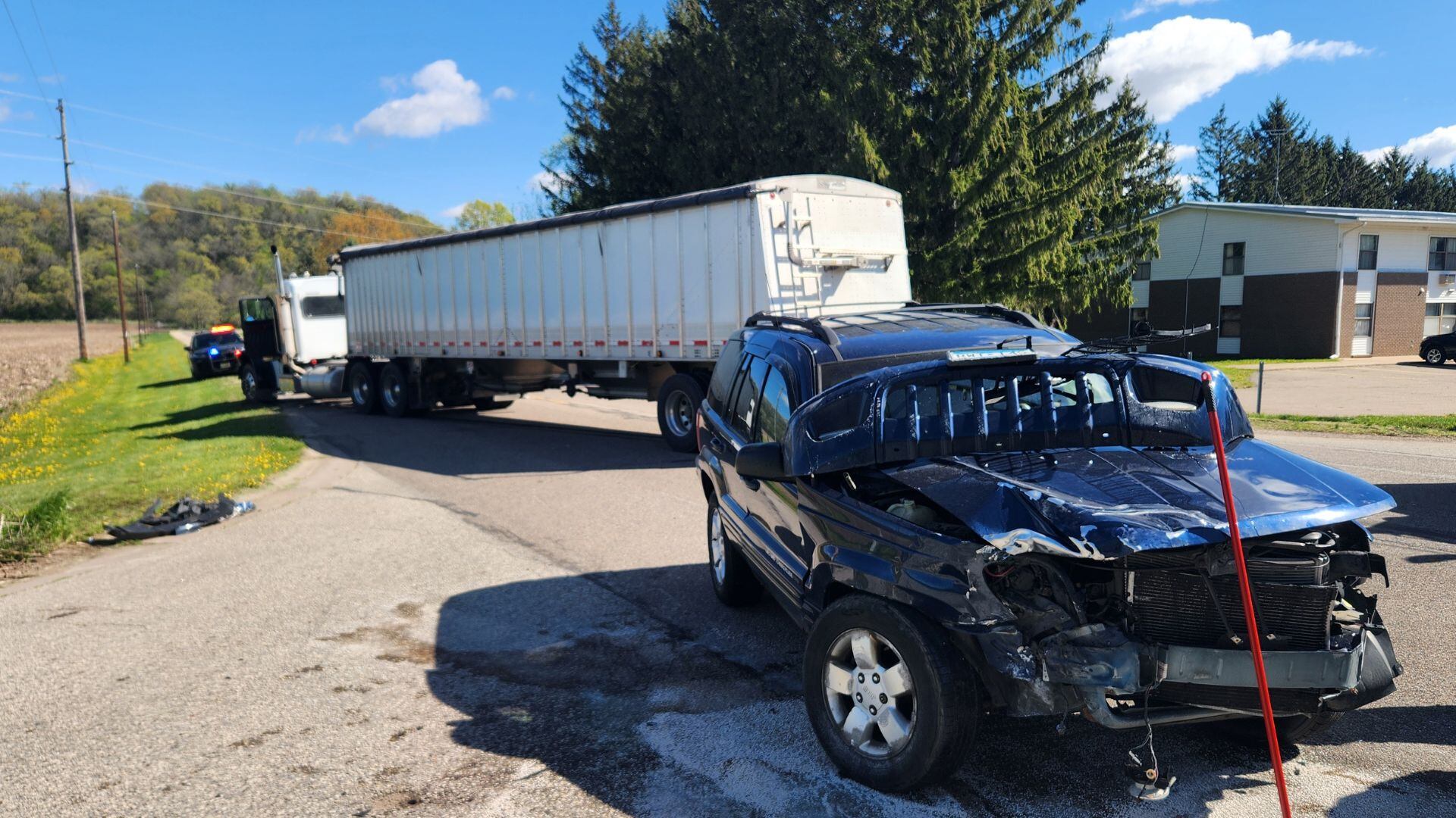 Semi vs. vehicle crash in Pierce County leaves 2 people hurt