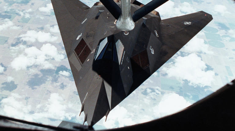Why the F-117 Nighthawk was retired (but is still flying)