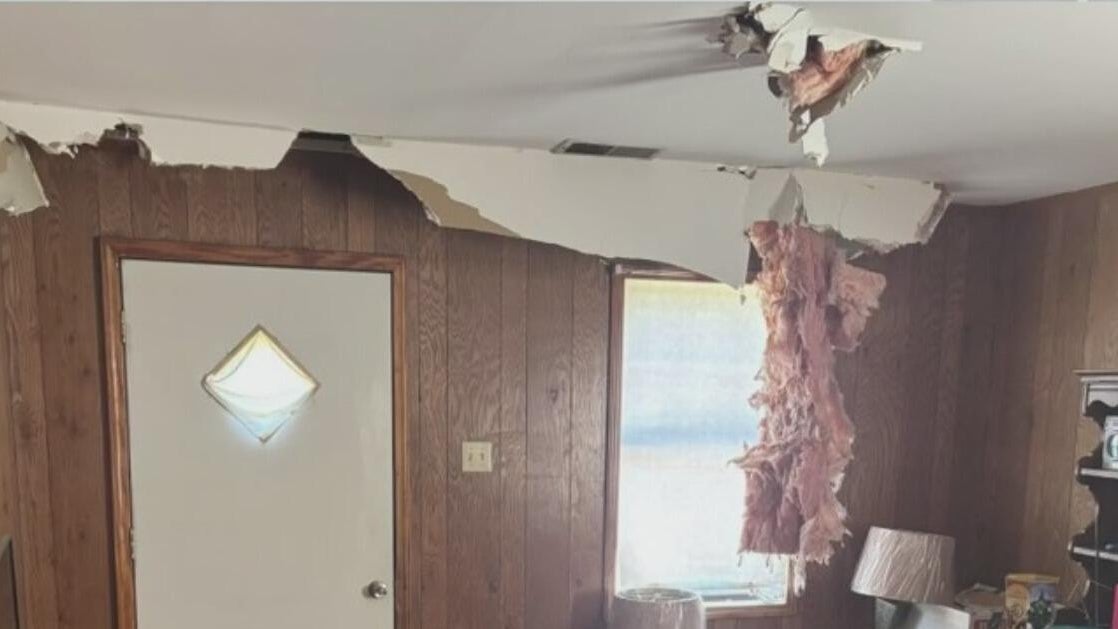 Fugitive falls through ceiling of home in Tennessee