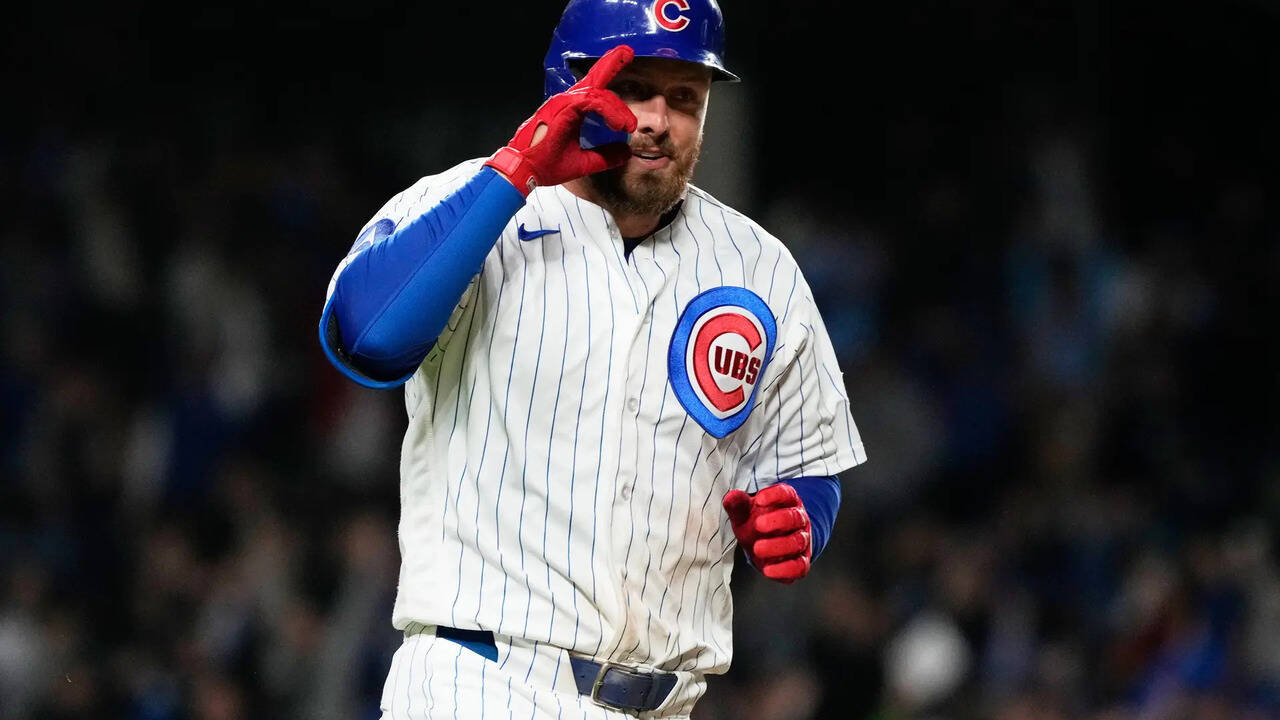 Cubs secure seventh consecutive win against Reds with late rally
