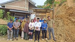 Dinding rumah kades Saludurian jebol diterjang longsor, bupati Mamasa ...